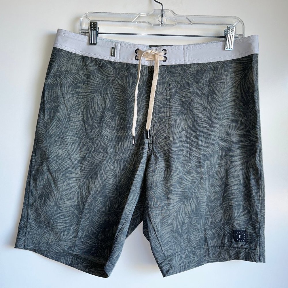 NEW LINKSOUL Boardwalker Golf Shorts Size 32  Gray Tropical Print